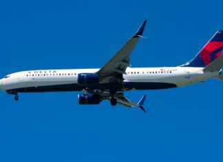 La torre de control de La Guardia alertó a pilotos sobre una posible amenaza de misiles portátiles cerca del aeropuerto Avión de Delta aproximandose al aeropuerto La Guardia en NY. Foto Rafi G / Fuente: AeroXplorer