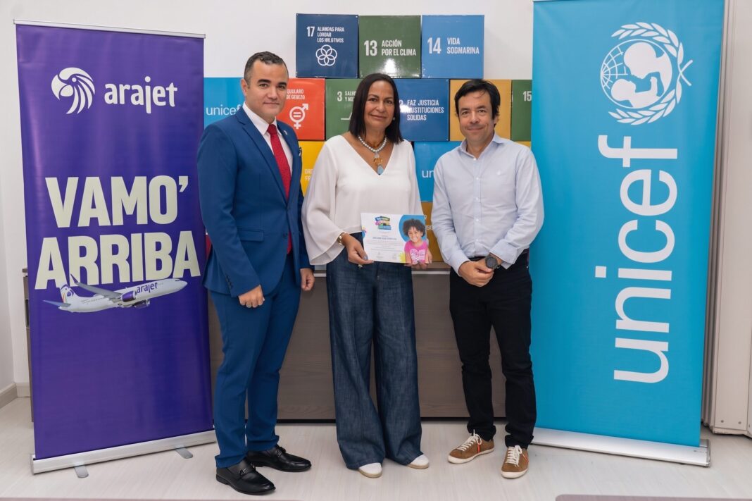 La aerolínea Arajet respaldó en el Tetelón Unicef 2026 a favor de los programas que impulsa el organismo internacional para mejorar la vida de niños, niñas y adolescentes en República Dominicana. En la imagen Pablo Lister, Eblyn Gautraux, Ganadora y Santiago Garcia.Foto Fuente Externa.