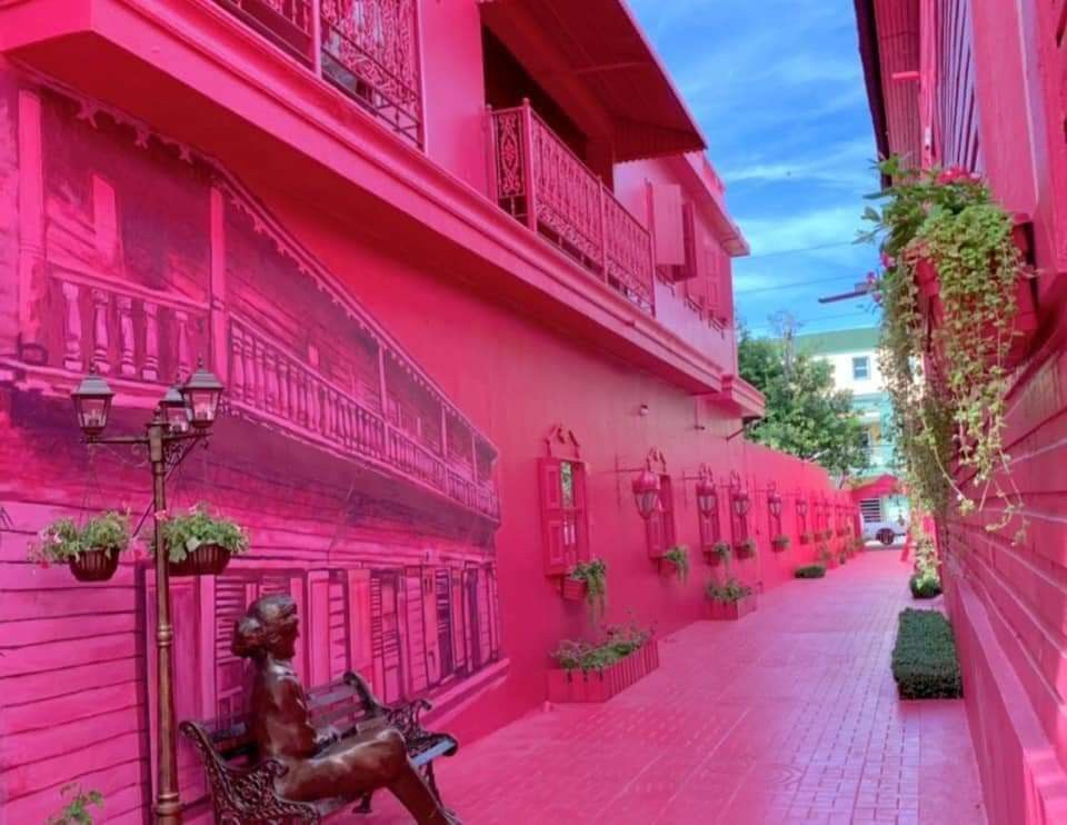 El cabildo de Puerto Plata explicó que la constante afluencia de visitantes, la exposición al clima tropical y el desgaste natural de sus estructuras hacen necesario un mantenimiento periódico para conservar la calidad estética que distingue al paseo.