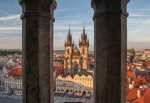 Prague City Tourism convoca a un viaje literario a través de cinco autores en su campaña “Lee Praga como un libro” ● Bajo el lema “Čtěte v Praze jako v knize” (Lee Praga como a un libro), la Ciudad Creativa de la Literatura de la UNESCO invita a recorrerla como personajes de una historia interminable