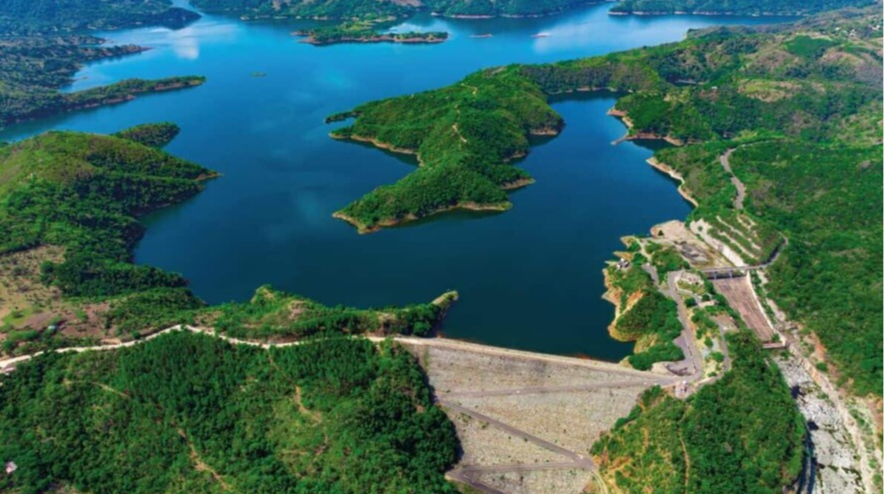 La Presa de Monción, ubicada en la provincia de Santiago Rodríguez, es la más alta de la República Dominicana y de todo el Caribe. Construida sobre el río Mao, esta maravilla de la ingeniería de 119 metros de altura destaca por su inmenso lago artificial y sus funciones de generación de energía e irrigación.