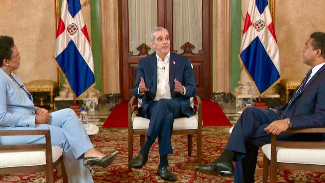 El presidente Abinader conversas con los periodistas José Monegro y Edith Febles, frente a quienes reconoció que algunas de las protestas y manifestaciones registradas recientemente contienen planteamientos que deben ser escuchados y atendidos por las autoridades.