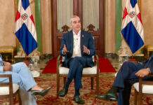 Luis Abinader recorre Samaná: obras, becas y este domingo hace un llamado a la calma social El presidente Abinader conversas con los periodistas José Monegro y Edith Febles, frente a quienes reconoció que algunas de las protestas y manifestaciones registradas recientemente contienen planteamientos que deben ser escuchados y atendidos por las autoridades.