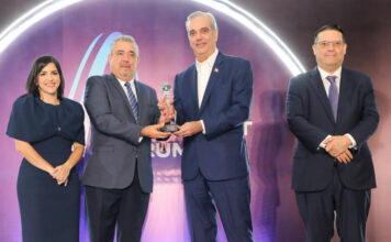 El presidente Abinader destaca que la confianza y la estabilidad hacen de República Dominicana un imán para la inversión al presidir el Americas Investment Forum (AIF) 2026 El jefe de Estado destacó que el país alcanzó en 2025 una inversión extranjera directa (IED) superior a los 5,000 millones de dólares, recibió más de 11 millones de visitantes anuales y sus zonas francas generan más de 200,000 empleos directos, representando más del 60 % de las exportaciones.