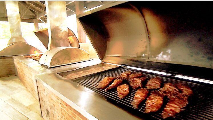 Proceso de preparaci&oacute;n de las costillas de cerdo a la le&ntilde;a. Foto Restaurante Sagrado Coraz&oacute;n..jpg 2