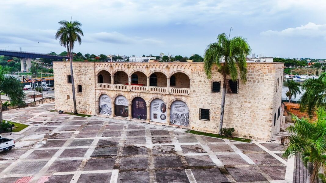 El Alcázar de Colón es un monumento Patrimonio de la Humanidad y museo histórico, dedicado a la investigación y comunicación del período colonial desarrollado en los inicios del Siglo XVI, más específicamente desde 1509 hasta entrada la mitad del Siglo, y todos los acontecimientos anteriores y posteriores relacionados con la Familia Don Diego de Colón y Doña María de Toledo, sus actividades en la isla y sus relaciones con España y las nuevas tierras americanas.
