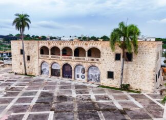 Como nuevo el Alcázar de Colón. David Collado lo entrega e inicia iluminación de Santo Domingo Colonial El Alcázar de Colón es un monumento Patrimonio de la Humanidad y museo histórico, dedicado a la investigación y comunicación del período colonial desarrollado en los inicios del Siglo XVI, más específicamente desde 1509 hasta entrada la mitad del Siglo, y todos los acontecimientos anteriores y posteriores relacionados con la Familia Don Diego de Colón y Doña María de Toledo, sus actividades en la isla y sus relaciones con España y las nuevas tierras americanas.