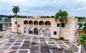 Como nuevo el Alcázar de Colón. David Collado lo entrega e inicia iluminación de Santo Domingo Colonial El Alcázar de Colón es un monumento Patrimonio de la Humanidad y museo histórico, dedicado a la investigación y comunicación del período colonial desarrollado en los inicios del Siglo XVI, más específicamente desde 1509 hasta entrada la mitad del Siglo, y todos los acontecimientos anteriores y posteriores relacionados con la Familia Don Diego de Colón y Doña María de Toledo, sus actividades en la isla y sus relaciones con España y las nuevas tierras americanas.