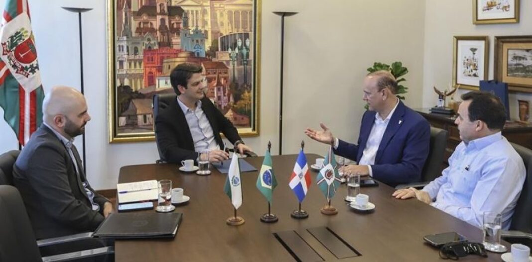 Ulises Rodríguez y Eduardo Pimentel acordaron establecer una agenda permanente de intercambio técnico y buenas prácticas entre ambos cabildos, con miras a fortalecer el desarrollo de una municipalidad inteligente en respuesta a los desafíos del crecimiento urbano y el cambio climático.