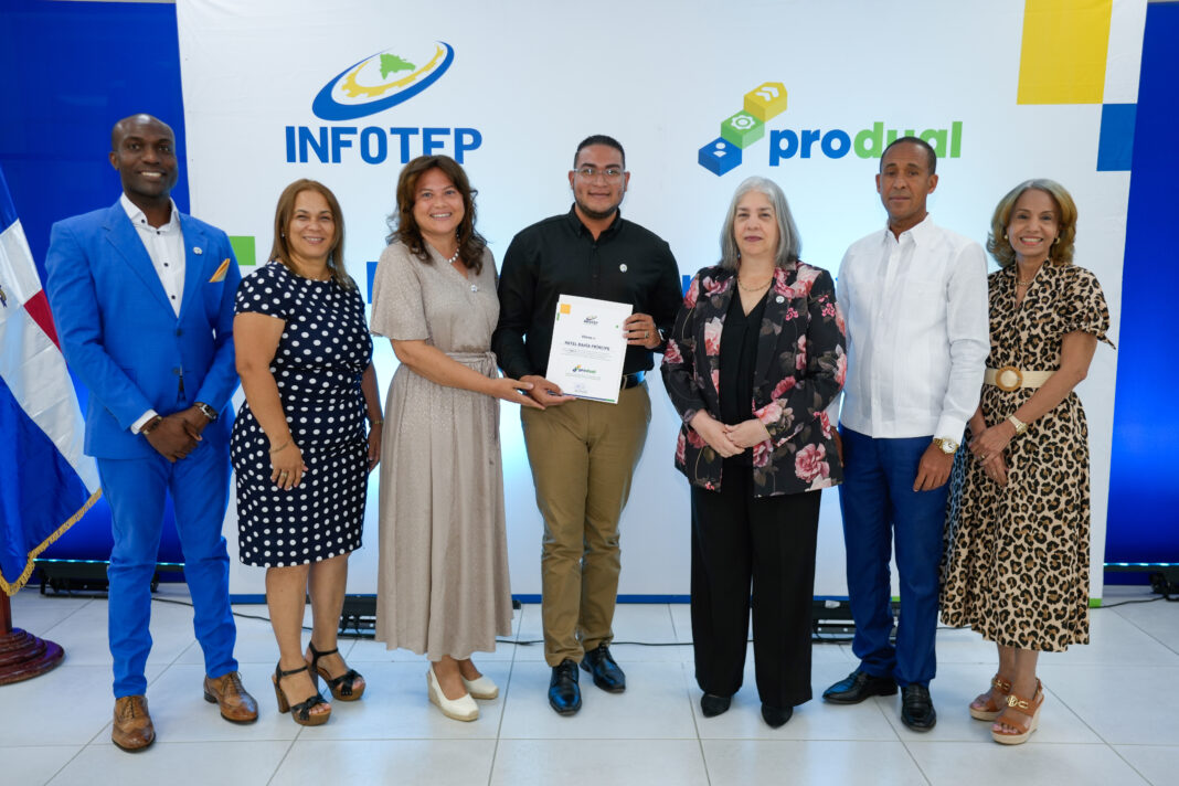 Un momento en la entrega de certificado ProDual, la División del Programa de Formación Dual del Infotep