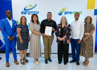 Infotep conecta a hoteles y otras empresas y talentos en una iniciativa para transformar el empleo en la región Este Un momento en la entrega de certificado ProDual, la División del Programa de Formación Dual del Infotep