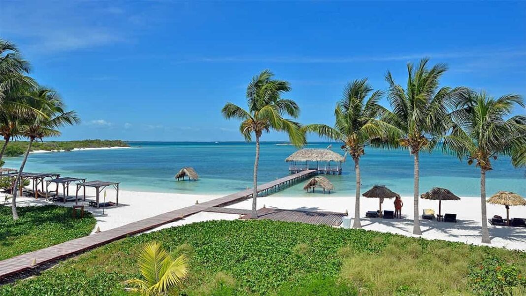 De acuerdo con lo citado por el PeriódicoCubano.com, el acuerdo fue suscrito por Taíno Tours, nombre comercial bajo el que opera el grupo cubano Havanatur en México, junto con los turoperadores mexicanos Turismo Popular y Prelasa Tours. Vista de una zona de playa en Cuba.