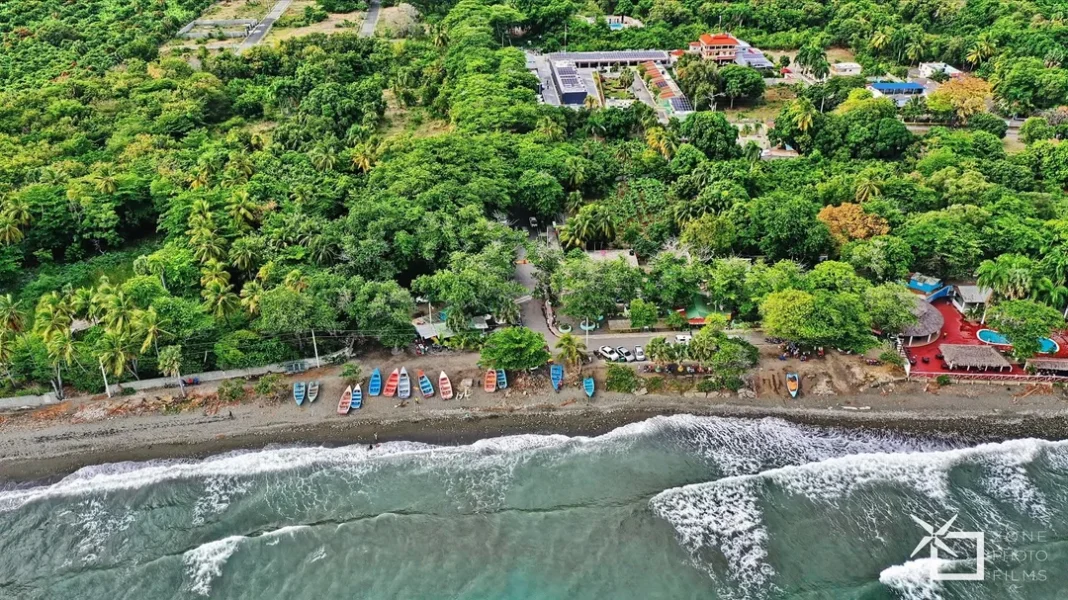 El nuevo Frente Marítimo de Playa Los Almendros,, anunciado por el presidente Luis Abinader en 2025 y convocada para su primer palazo hoy, busca convertir el principal balneario de Peravia en un moderno espacio turístico y recreativo, tras un proceso de recuperación de terrenos y ordenamiento urbano.