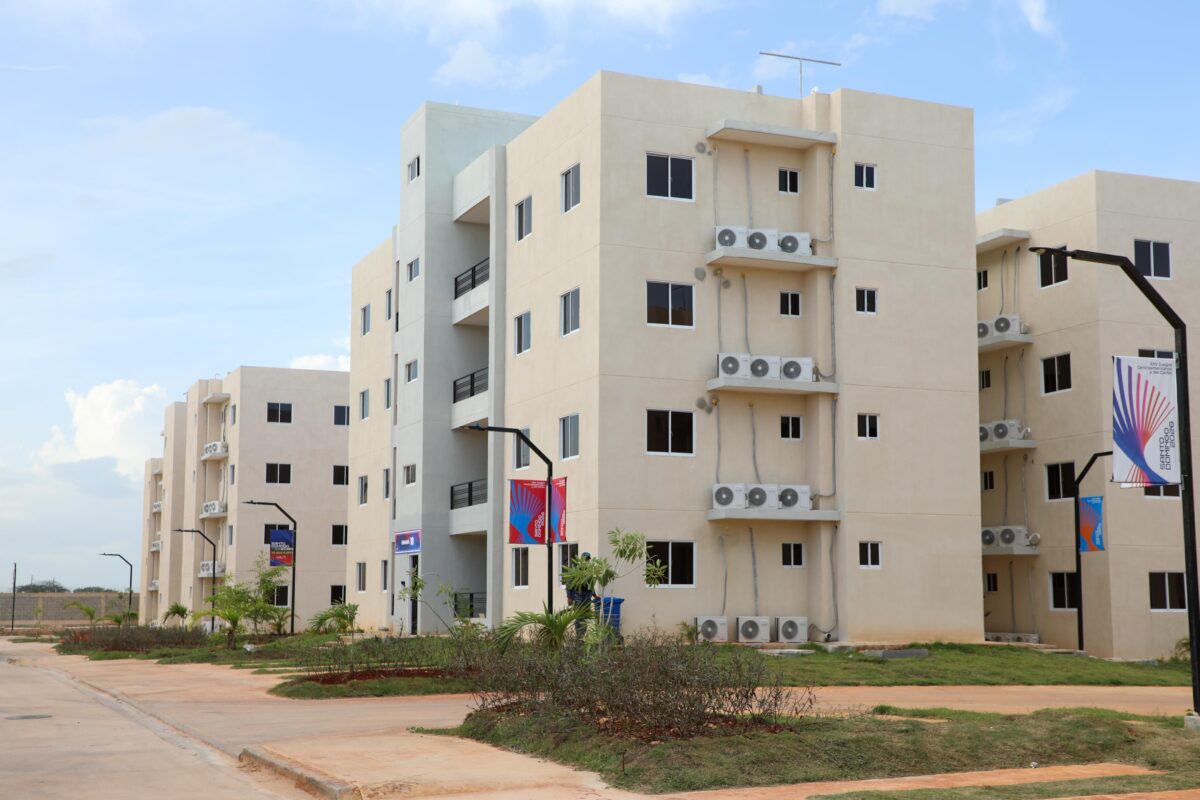 Ubicada en Ciudad Juan Bosch, en el municipio de Santo Domingo Este, la Villa Centroamericana y del Caribe para los XXV Juegos Santo Domingo 2026, representa uno de los principales legados de la organización de los juegos y simboliza el compromiso del país con la excelencia deportiva y el desarrollo urbano sostenible.