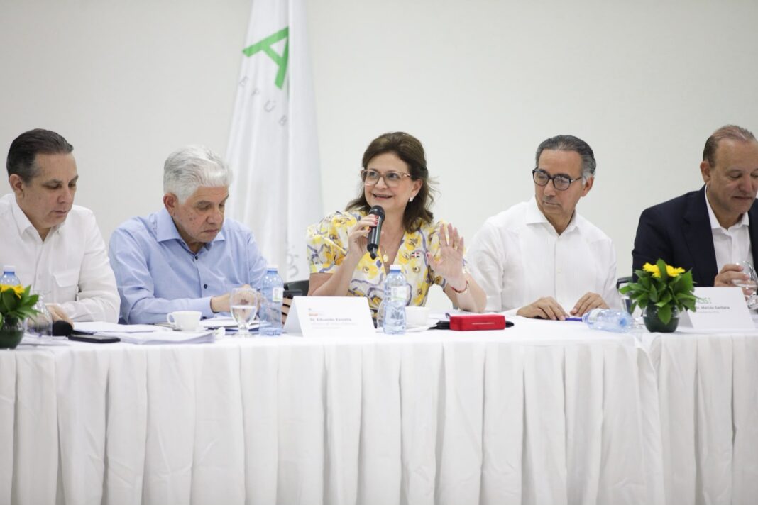 La vicepresidenta, Raquel Peña, junto al ministro Eduardo Estrella, también enumeraron algunas de las obras viales que ya se encuentran en ejecución o próximas a licitación para seguir impulsando el desarrollo del Cibao.