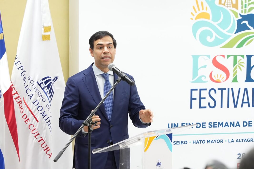 El ministro de Cultura, Roberto Ángel Salcedo, durante el anuncio del Festival Cultural de la Región Este que estará dedicado al destacado artesano Genaro Reyes “Cayuco”.