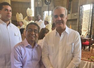 El Clúster Turístico de La Vega respalda la iniciativa del gobierno de retomar la construcción de la presa de Güagüí Angel Fernández, presidente del Clúster Turístico de La Vega posa junto al presidente Abinader en un acto en la Catedral de La Vega.
