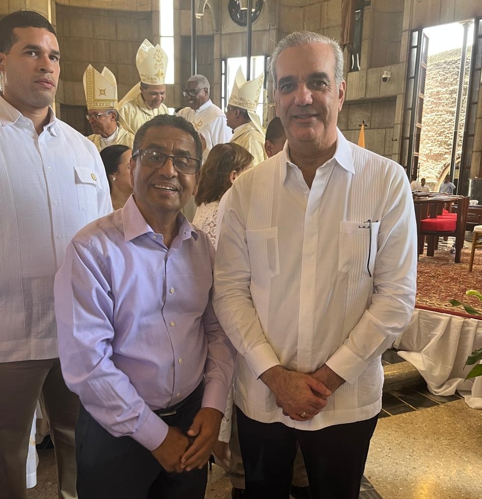 Angel Fernández, presidente del Clúster Turístico de La Vega posa junto al presidente Abinader en un acto en la Catedral de La Vega.
