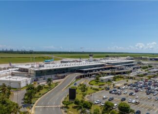 Aerodom incorpora nuevos mecanismos para agilizar los pagos electrónicos del estacionamiento del AILA con nuevos códigos QR en los tickets Con esta actualización, los usuarios solo necesitan escanear el código QR de su ticket con su smartphone para acceder a la plataforma y realizar el pago de manera rápida y segura con tarjeta de crédito.