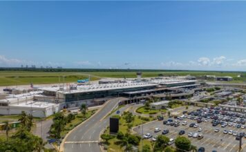 Aerodom incorpora nuevos mecanismos para agilizar los pagos electrónicos del estacionamiento del AILA con nuevos códigos QR en los tickets Con esta actualización, los usuarios solo necesitan escanear el código QR de su ticket con su smartphone para acceder a la plataforma y realizar el pago de manera rápida y segura con tarjeta de crédito.