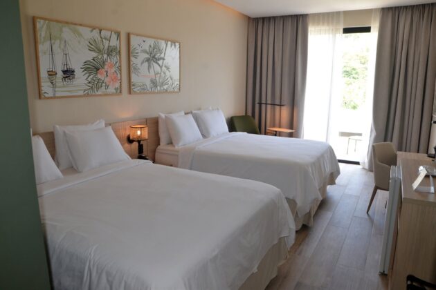 Ejecutivos del nuevo Holiday Inn de Cofres&iacute; operativo desde febrero pasado, mostraron las modernas instalaciones y la propuesta ejecutiva a los miembros de la prensa tur&iacute;stica de Sos&uacute;a.