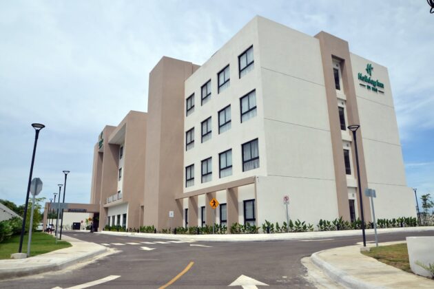 Ejecutivos del nuevo Holiday Inn de Cofres&iacute; operativo desde febrero pasado, mostraron las modernas instalaciones y la propuesta ejecutiva a los miembros de la prensa tur&iacute;stica de Sos&uacute;a.