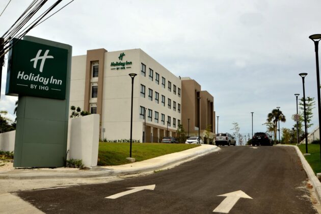 Ejecutivos del nuevo Holiday Inn de Cofres&iacute; operativo desde febrero pasado, mostraron las modernas instalaciones y la propuesta ejecutiva a los miembros de la prensa tur&iacute;stica de Sos&uacute;a.