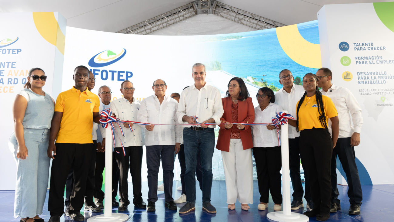 Al centro, el presidente Luis Abinader junto a Rafael Santos Badía, titular del Ministerio de Educación Superior, Ciencia y Tecnología (MESCYT) y la directora de Infotep, Mayra Morla Pineda, en el acto de inauguración de la Escuela de Formación Técnico Profesional Guarocuya, en Barahona. Foto Presidencia de la República.