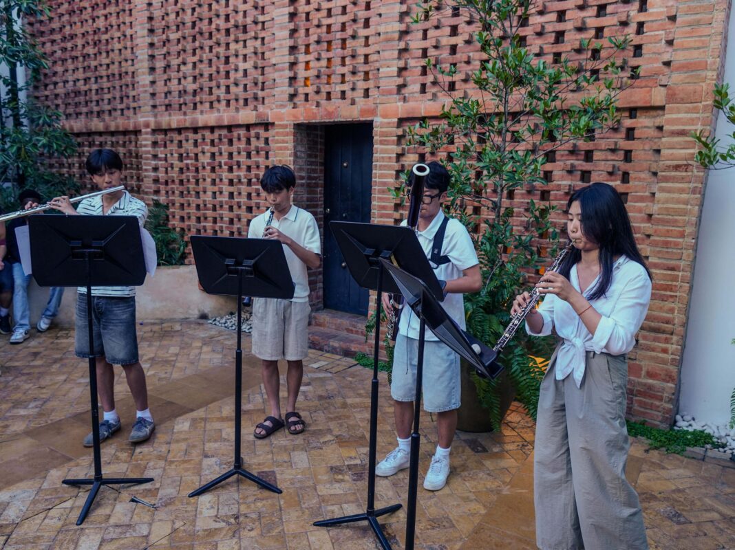 El grupo de jóvenes músicos de la NYO2 ofrece una presentación espontánea en el Centro Cultural Taíno Casa del Cordón.