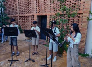 Banco Popular y Fundación Sinfonía llevan a jóvenes músicos del Carnegie Hall a la Ciudad Colonial El grupo de jóvenes músicos de la NYO2 ofrece una presentación espontánea en el Centro Cultural Taíno Casa del Cordón.