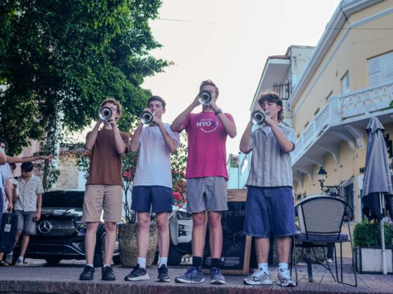 Los j&oacute;venes m&uacute;sicos del Carnegie Hall acercan la m&uacute;sica orquestal al p&uacute;blico reunido en la plaza de Espa&ntilde;a.