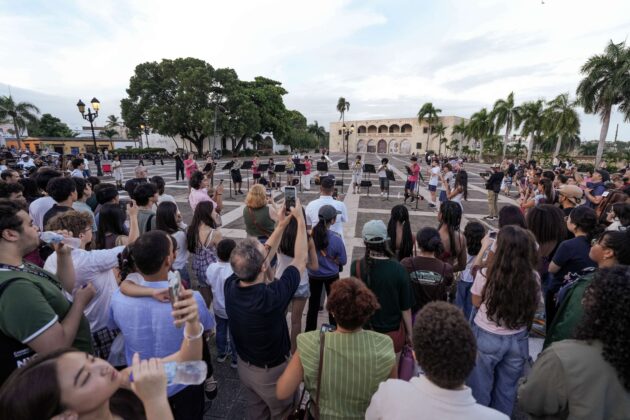 Los j&oacute;venes m&uacute;sicos del Carnegie Hall acercan la m&uacute;sica orquestal al p&uacute;blico reunido en la plaza de Espa&ntilde;a.