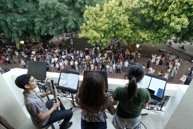 El tr&iacute;o de clarinetes interpreta &ldquo;Libertango&rdquo; ante el p&uacute;blico que disfruta la jornada cultural en el parque Col&oacute;n.