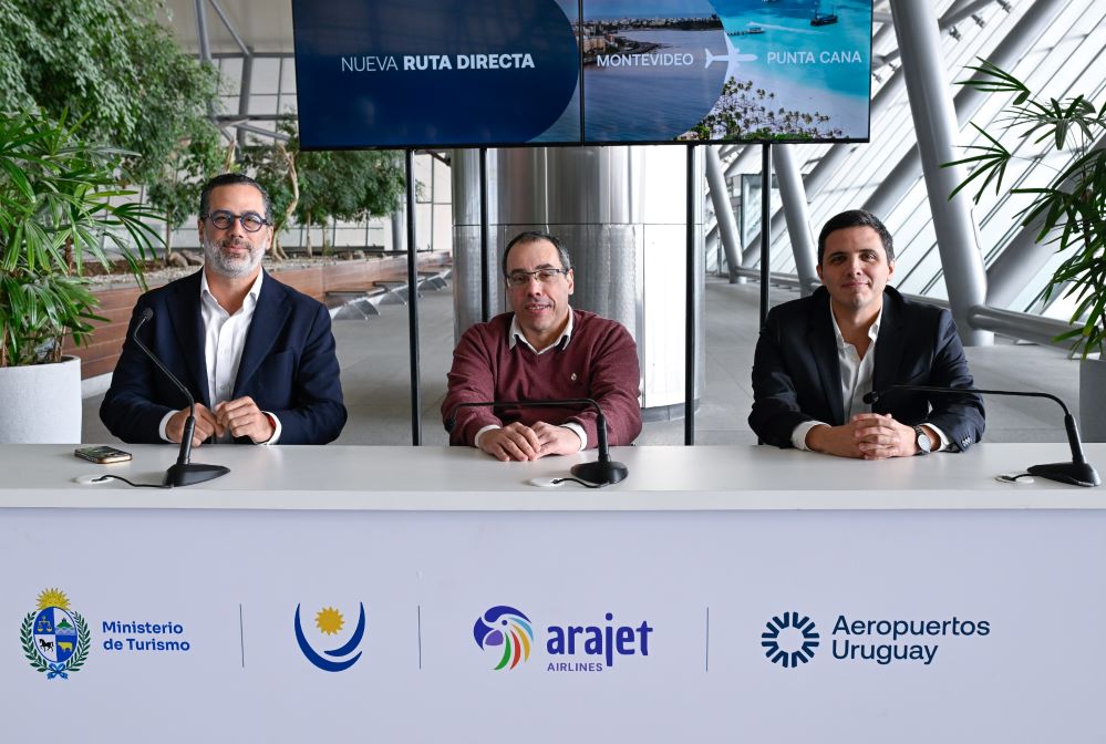 Al centro, el ministro de Turismo uruguayo Pablo Menoni, junto a Manuel Luna, ejecutivo de Arajet y otro funcionario uruguayo durante la conferencia de prensa en Montevideo con la Agencia EFE.