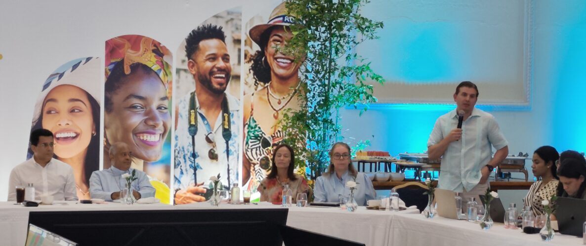 Andrés Marranzini mientra expone en el lanzamiento del programa Turismo cerca de ti ayer en Puerto Plata.