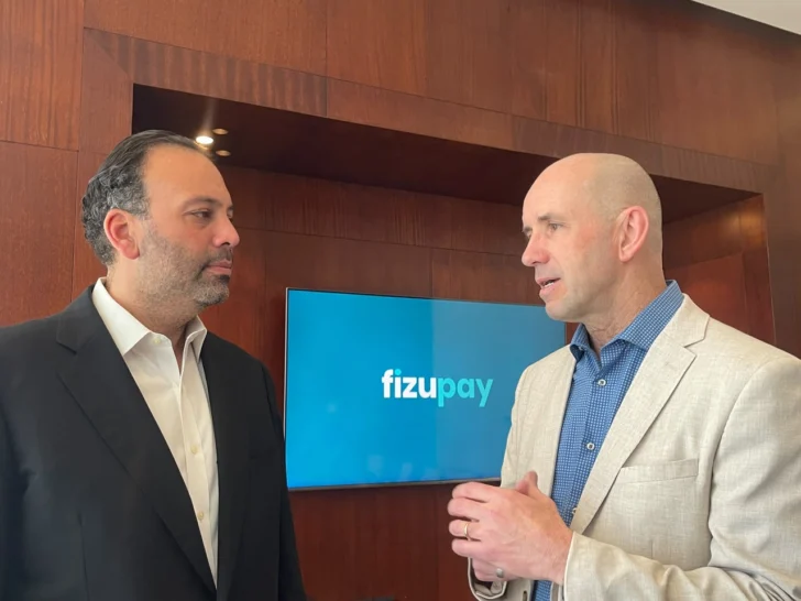 José Gregorio Cabrera Cuello, vicepresidente de Comunicación y Relaciones Públicas de Arajet, junto a Iván Negri, director comercial de Fizupay durante el encuentro con la prensa para informar sobre los acuerdos entre las dos empresas.