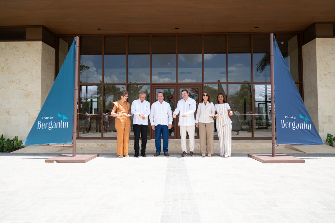 Momento del corte de cinta que dejó inaugurado el Welcome Center en Villa Montellano en Puerto Plata.