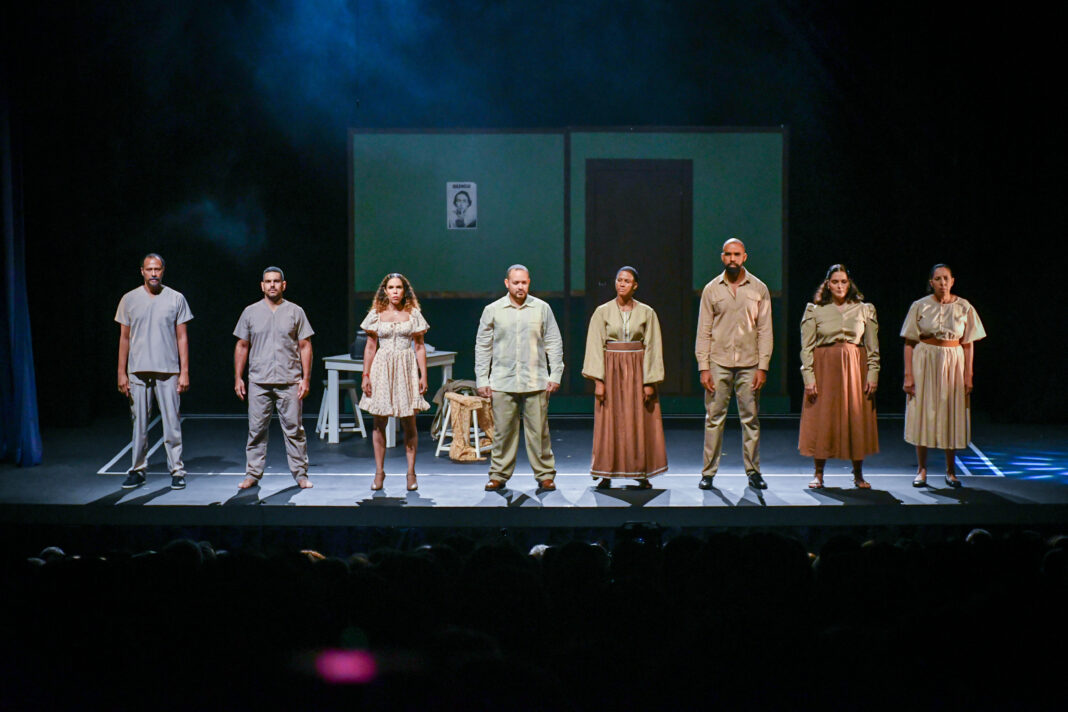 Con dramaturgia del doctor Yino Martínez y dirección de Vicente Santos, el montaje teatral de Bienvenido al Estraño contó con música en vivo, sirvió para confrontar a una sala repleta sobre los prejuicios que rodean la salud mental.