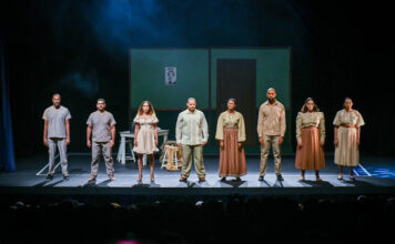Bienvenido el extraño estremece Bellas Artes con un grito escénico por la salud mental Con dramaturgia del doctor Yino Martínez y dirección de Vicente Santos, el montaje teatral de Bienvenido al Estraño contó con música en vivo, sirvió para confrontar a una sala repleta sobre los prejuicios que rodean la salud mental.