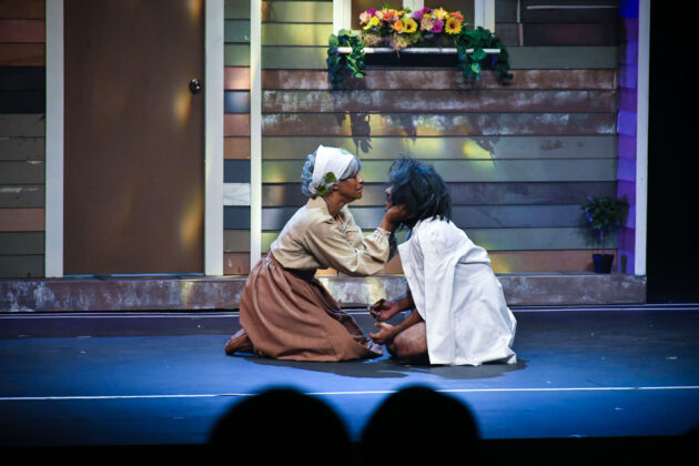 Momentos de la puesta en escena de la obra Bienvenido al Extra&ntilde;o.