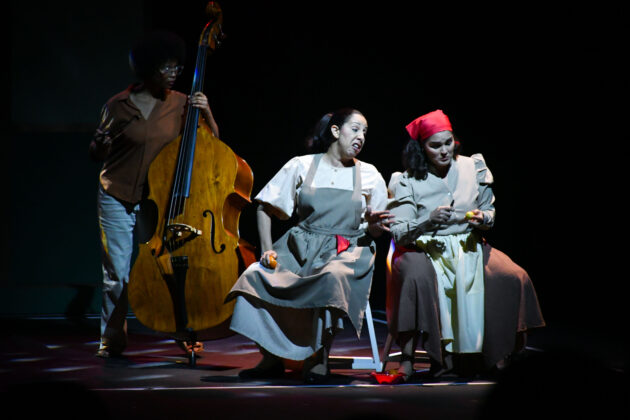 Momentos de la puesta en escena de la obra Bienvenido al Extra&ntilde;o.