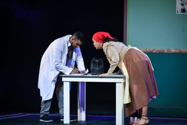 Momentos de la puesta en escena de la obra Bienvenido al Extra&ntilde;o.