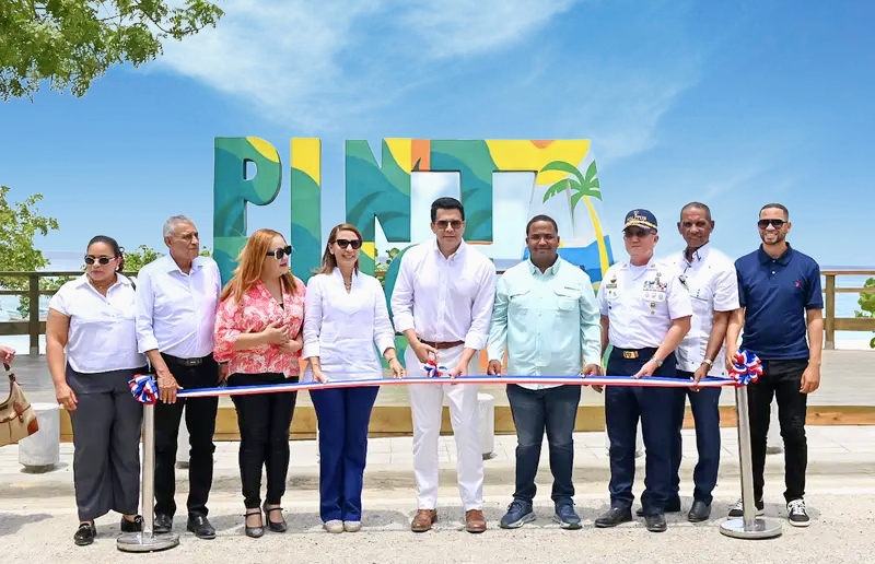 David Collado corta la cinta que deja inaugurado el parador fotográfico de Punta Rucia en Puerto Plata.