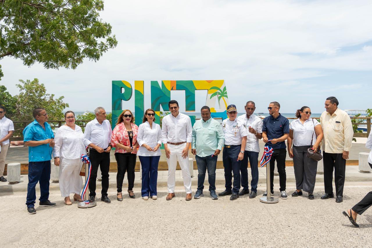 David Collado junto a funcionarios del Ministerio de Turismo y autoridades municipales de los poblados cercanos a Punta Rucia.