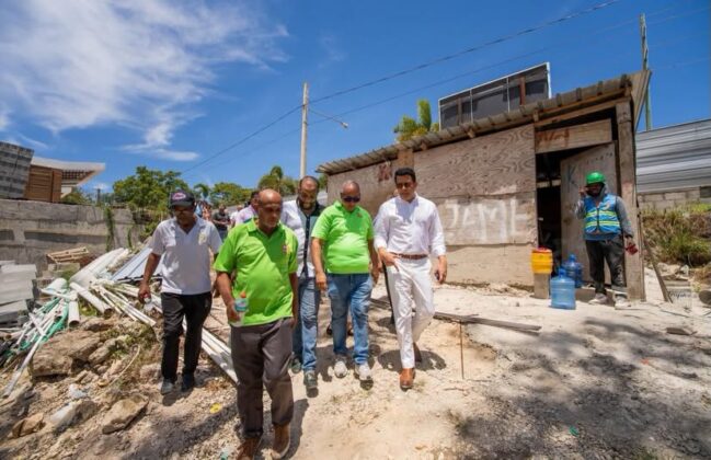 David Collado supervisa el nivel de desarrollo de la construcci&oacute;n de la Plaza de Vendedores de Sos&uacute;a Norte por parte del MInisterio de Turismo.