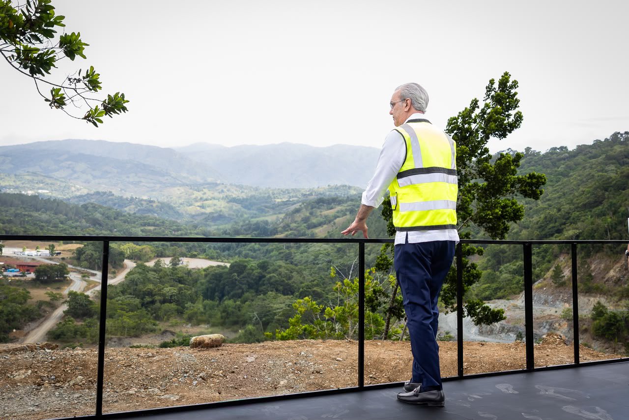 Desde un lateral de las instalaciones, el presidente Abinader contempla los senderos construidos, campamentos de trabajo y otras construcciones en lo que será la presa de Güagüí.