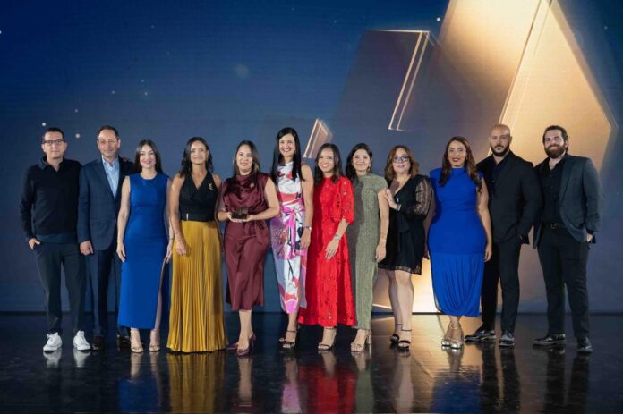 Ejecutivos de Banreservas reciben los galardones entregados durante la ceremonia de los Effie Awards República Dominicana 2026. (Foto Comunicaciones Banreservas) Ejecutivos de Banreservas reciben los galardones entregados durante la ceremonia de los Effie Awards República Dominicana 2026. (Foto Comunicaciones Banreservas)