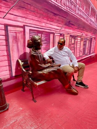 El atractivo del Paseo Do&ntilde;a Blanca est&aacute; precisamente en su capacidad para convertir un espacio urbano de dimensiones reducidas en una experiencia visual y cultural.