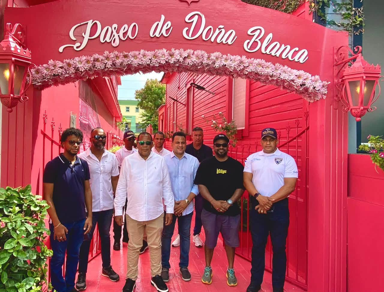 El alcalde municipal de Puerto Plata, Diomedes Roque García, durante la reapertura del emblemático Paseo Doña Blanca, conocido popularmente como Callejón Rosado. 2