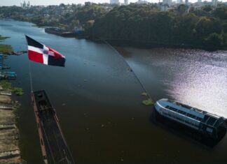El Ozama estrenará una barrera más grande, pero 15 gobiernos después de la primera promesa, la ciudad sigue de espaldas a su río El reemplazo complementa las nuevas iniciativas de política ambiental del Gobierno de la República Dominicana.